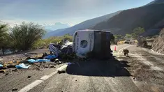 Gambar selebaran yang dirilis oleh Perlindungan Sipil Meksiko diambil di lokasi kecelakaan bus yang menewaskan sedikitnya 18 imigran, di Cuacnopalan, Negara Bagian Oaxaca, Jumat, 6 Oktober 2023. (Mexico's Civil Protection / AFP)