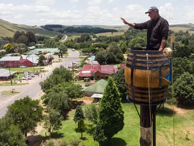 Seorang pria Afrika Selatan, Vernon Kruger telah tinggal di atas tong selama dua bulan demi memecahkan rekor dunia. (ANTOINE DEMAISON / AFP)