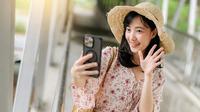 Seorang perempuan menggunakan smartphone. Foto: p_jirawat/depsitphotos.com)