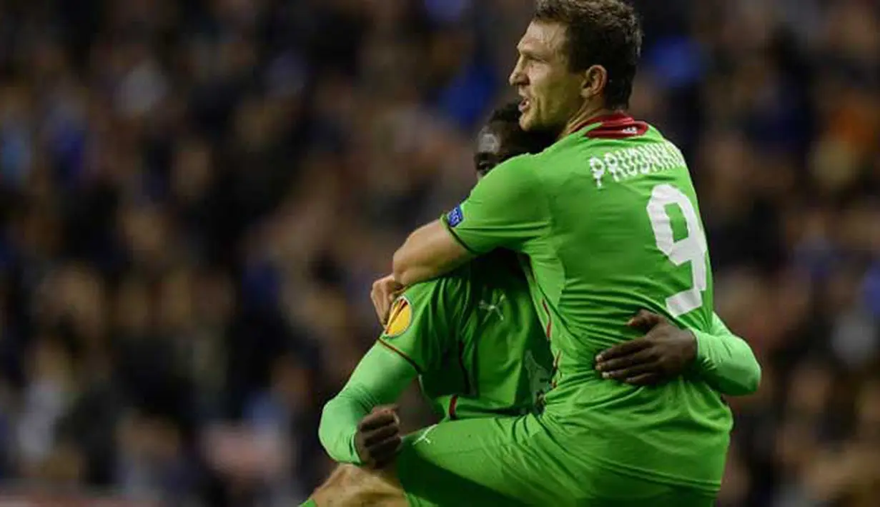 Striker Rubin Kazan Aleksandr Prudnikov (kanan) merayakan selebrasi dengan rekan setimnya Chris Mavinga setelah mencetak gol pembuka pada Liga Eropa Grup D pertandingan sepak bola antara Wigan Athletic vs Rubin Kazan di Stadion DW, Wigan (24/10/13). (AFP/