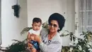 Ini adalah potret Raffi Ahmad saat berada dipelukan sang nenek. (Foto: Instagram/raffinagita1717)