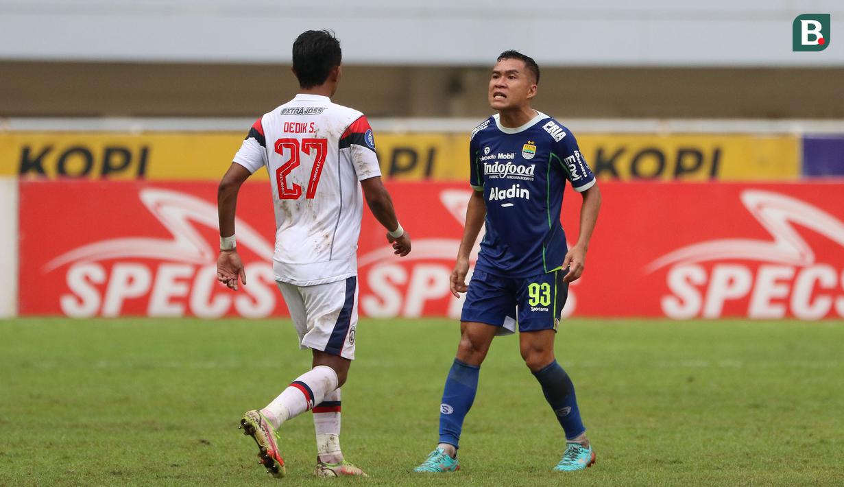 <p>Pemain Persib Bandung, Erwin Ramdani (kanan) bersitegang dengan pemain Arema FC, Dedik Setiawan pada pertandingan pekan ke-26 BRI Liga 1 2022/2023 yang berlangsung di Stadion Pakansari, Bogor, Kamis (23/2/2023). (Bola.com/Ikhwan Yanuar)</p>