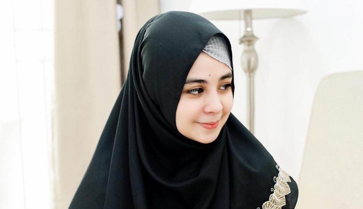 Berhijab 8 Artis Indonesia Ini Rintis Bisnis Baju 