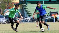 Aksi dua pemain Persebaya, Fandi Eko Utomo dan Robertino Pugliara, dalam sesi latihan tim. (Bola.com/Aditya Wany)