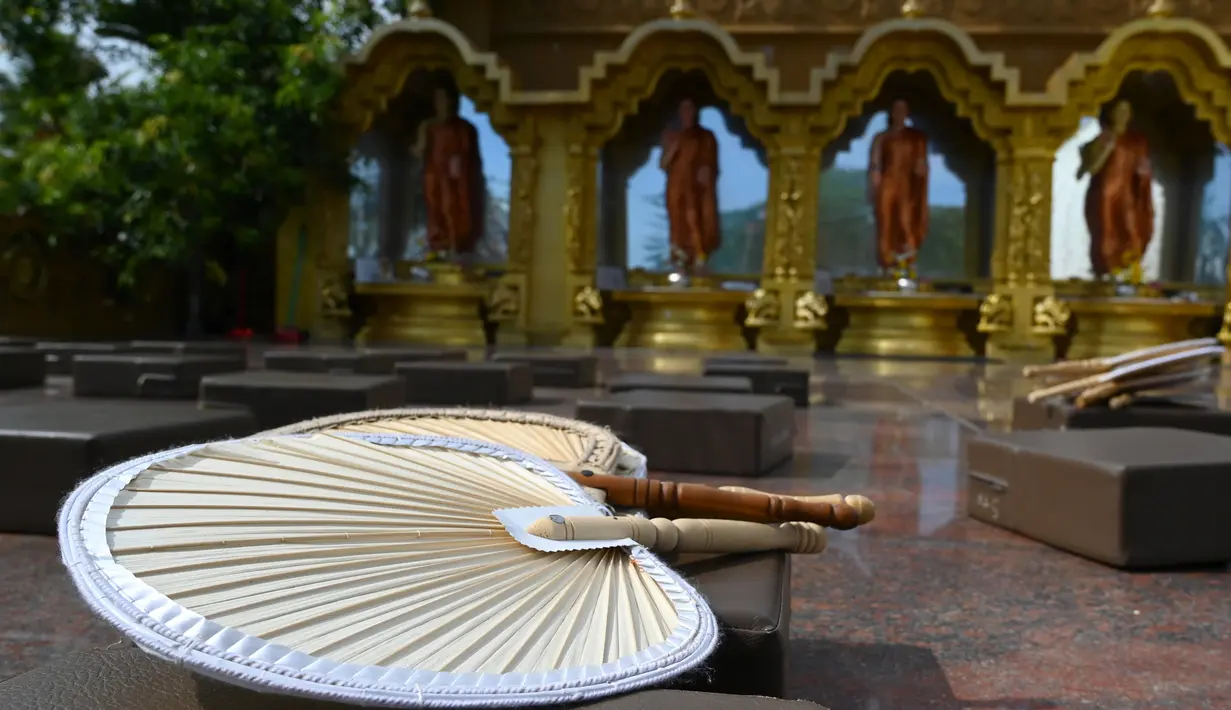 Pemandangan kuil Buddha Mahamevna yang sepi selama hari Waisak di bawah penerapan jam malam di Kaduwela, dekat ibu kota Sri Lanka, Kamis (7/5/2020). Kuil-kuil Buddha biasanya dipenuhi umat pada hari Waisak yang menandai kelahiran, pencerahan, dan wafatnya Sang Buddha. (Ishara S. KODIKARA/AFP)