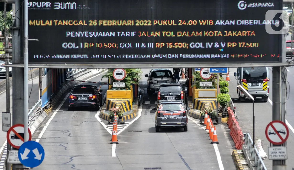 Informasi kenaikan tarif terlihat pada papan layar yang berada di Gerbang Tol Semanggi, Jakarta, Kamis (24/2/2022). Mulai 26 Februari 2022 pukul 24.00 WIB, tarif Tol Dalam Kota mengalami kenaikan sebesar Rp 500 berlaku untuk semua golongan kendaraan. (merdeka.com/Iqbal S. Nugroho)