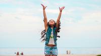 Simak beberapa sifat orang tua yang dapat diturunkan ke anaknya. (unsplash.com/Gabriel Baranski)