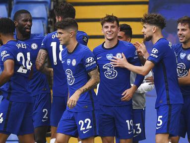 Para pemain Chelsea merayakan gol yang dicetak oleh Mason Mount ke gawang Wolverhampton Wanderers pada laga Premier League di Stadion Stamford Bridge, Minggu (26/7/2020). Chelsea menang dengan skor 2-0. (Daniel Leal-Olivas/Pool via AP)