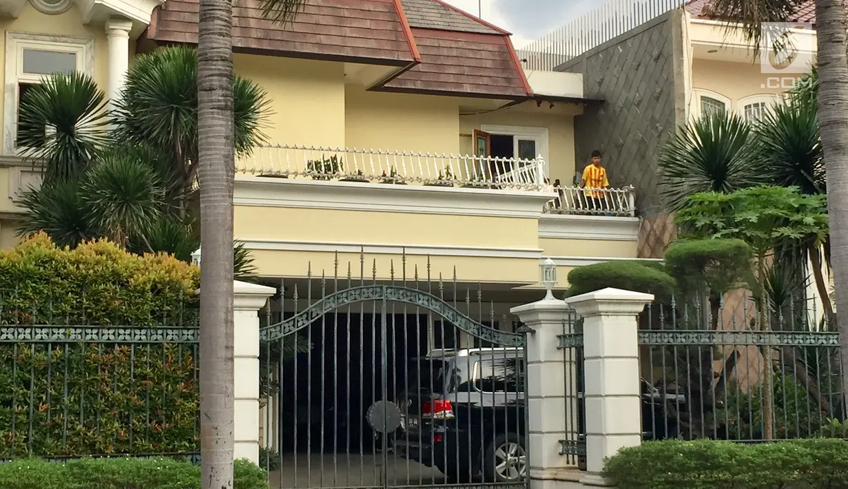 Suasana salah satu rumah tersangka kasus korupsi e-KTP Setya Novanto yang terletak di Jalan Gedung Pinang PU 10-11, Pondok Indah, Jakarta, Senin (20/11). Di kawasan tersebut, Setnov juga memiliki rumah di Jalan Kartika. (Liputan6.com/Immanuel Antonius)