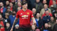 Phil Jones - Kehadiran Raphael Varane di barisan pertahanan MU semakin menutup kesempatan bermain Phil Jones. Sebenarnya, manajemen Setan Merah sudah memutuskan untuk menjual Jones sejak bursa transfer musim panas tahun lalu. Namun, belum ada satupun klub yang menginginkannya. (Foto: AFP/Paul ellis)