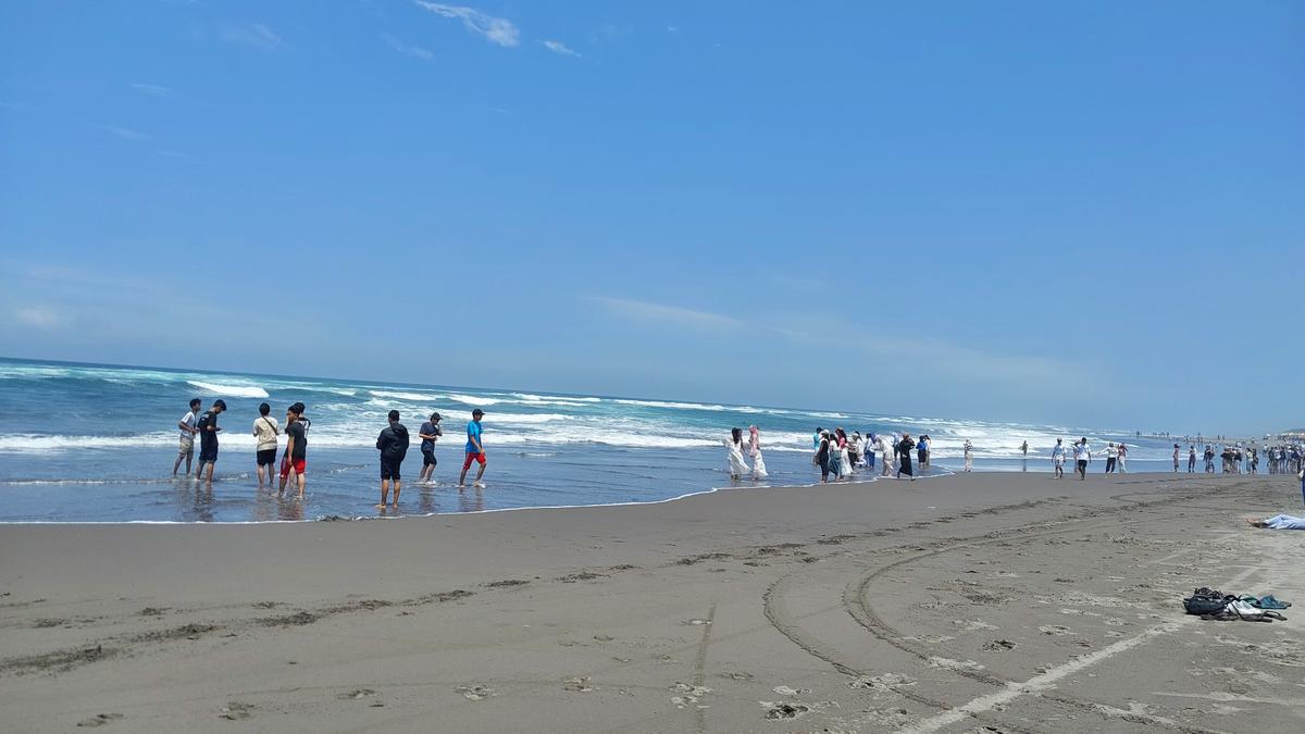 Cegah Kecelakaan Laut, Sri Sultan HB X Minta Wisatawan Patuhi Larangan Mandi di Pantai Parangtritis