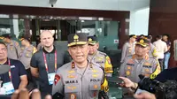 Kapolda Jatim Irjen Pol Imam Sugianto usai sidak di Stadion Gelora Bung Tomo (GBT) Surabaya. (Dian Kurniawan/Liputan6.com)