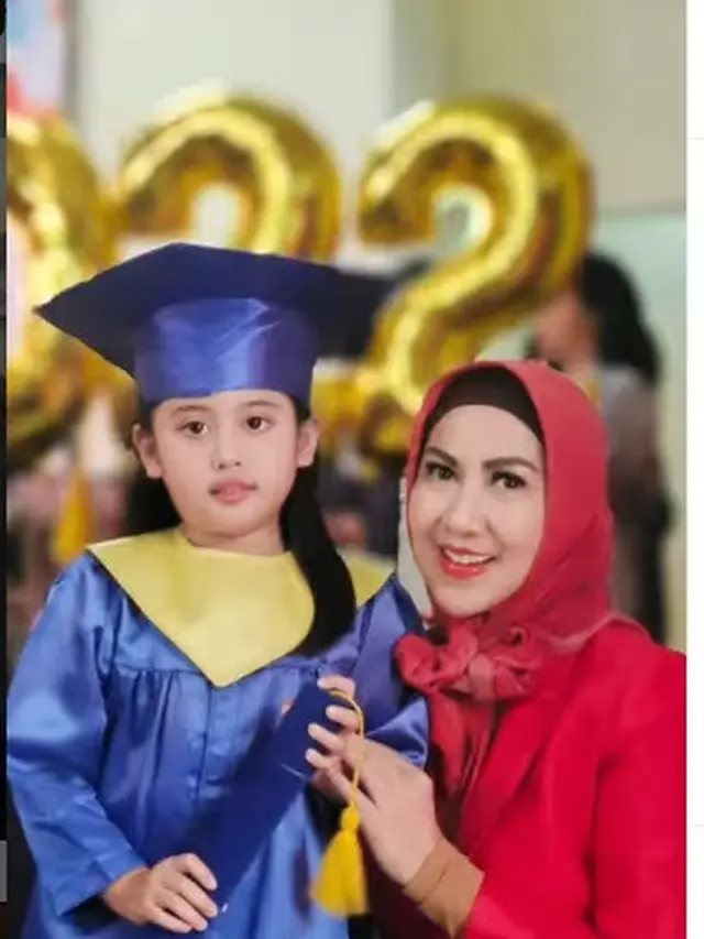 Vania Athabina, putri angkat Venna Melinda menjalani wisuda TK (Foto: Instagram @vennamelindareal)