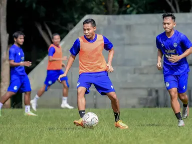 Arema FC menggelar latihan perdana untuk persiapan Liga 1 2022/2023 di Lapangan Universitas Brawijaya Malang, Selasa (10/5/2022). (Bola.com/Iwan Setiawan)