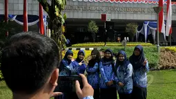 Sejumlah siswa ber-selfi seusai mengikuti upacara memperingati Hari Pendidikan Nasional di Jakarta, Sabtu (2/5/2015). Peringatan tersebut mengangkat tema 'Gerakan Pencerdasan dan Penumbuhan Generasi Berkarakter Pancasila'. (Liputan6.com/Johan Tallo)