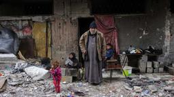Talal Al-Assali, 64 tahun, berpose di depan rumahnya yang hancur di Jabalia, Jalur Gaza utara, pada 9 Februari 2025. (Bashar TALEB/AFP)