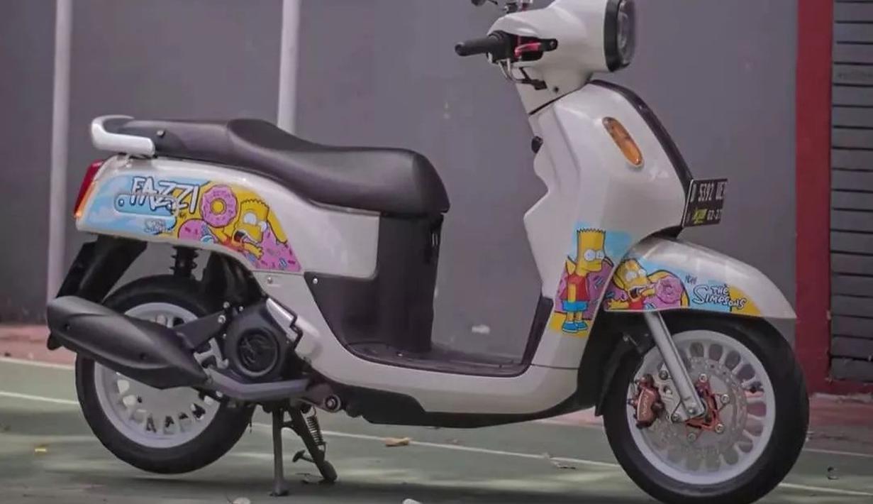Dalam memodifikasi kendaraan, kreativitas menjadi salah satu unsur utamanya. Fazzio berkelir putih gading ini diberi imbuhan stiker serial animasi The Simpsons yang membuatnya terlihat menggemaskan. Velg retro berdesain jari-jari menambah kesan funky. (Source: Instagram/@fazzioholic)