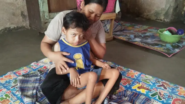 Pantang Mengemis, Ibu Rawat Anak Lumpuh Layu Dalam Keterbatasan