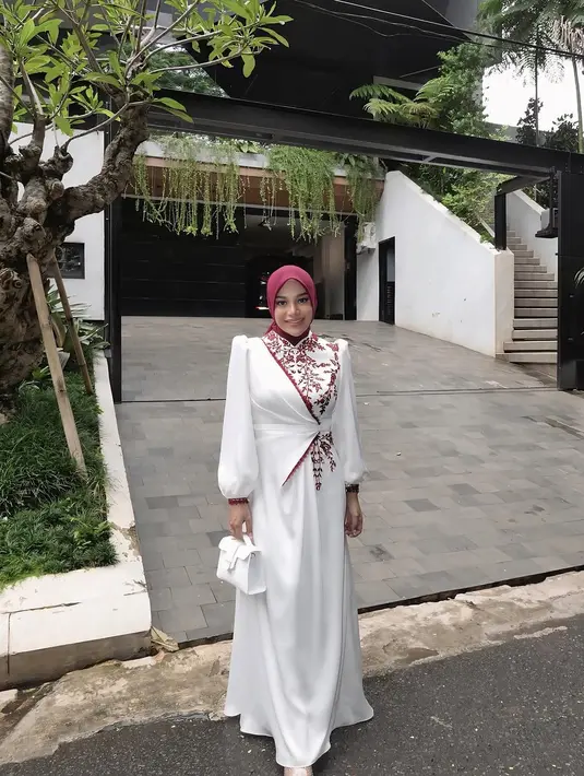 Bagi kamu yang suka tampilan praktis tanpa mengurangi kesan elegan, gaya Aurel Hermansyah bisa jadi inspirasi. Gamis dengan detail bordir dan puffed sleeve memberikan kesan anggun. Padankan dengan hijab yang memiliki salah satu warna dari gamis untuk tampilan harmonis. [@aurelie.hermansyah]