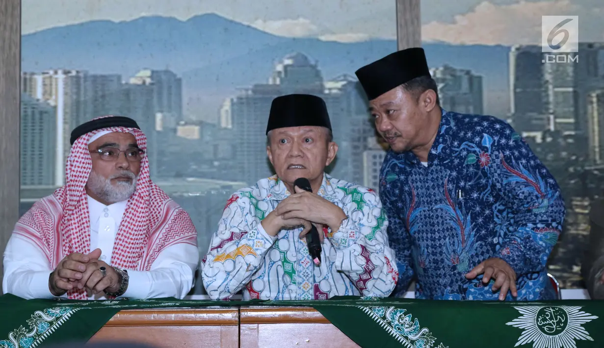 Ketua PP Muhammadiyah, Anwar Abbas (tengah) mendampingi Dubes Arab Saudi untuk Indonesia, Osama bin Mohammed Al-Shuaibi (kiri) memberi sejumlah keterangan di Kantor PP Muhammadiyah, Jakarta, Selasa (13/11). (Liputan6.com/Helmi Fithriansyah)