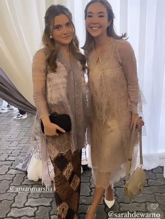 Gisel tampil mengenakan maxi dress brokat warna beige, dress dari Sarah Dewanto ini memiliki detail outer brokat dengan inner spaghetti strap yang dilapisi bahan brokat. Ia membawa handbag dan : stiletto heels putihnya.Credit: Instagram (@gisel_la)