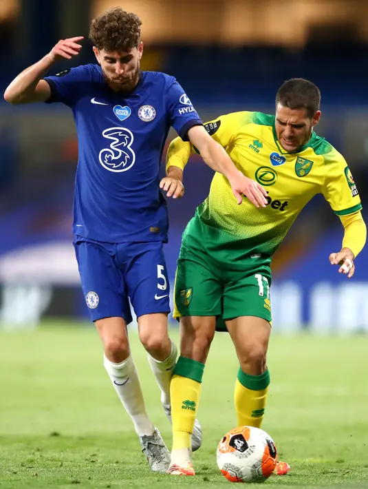 Gelandang Chelsea, Jorginho berebut bola dengan pemain Norwich City, Emi Buendia  pada pertandingan lanjutan Liga Inggris di Stamford Bridge, London, Inggris (14/7/2020). Chelsea menang tipis 1-0 atas Norwich. (AP Photo/Julian Finney,Pool)