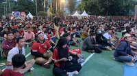 Acara nobar pertandingan babak 16 besar Piala Asia 2023 yang mempertemukan Australia dengan Timnas Indonesia di Plaza Kemenpora, Senayan, Jakarta dihadiri oleh ribuan suporter. (Liputan6.com/Melinda Indrasari)