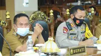 Plt Bupati Majene, Lukman saat memimpi rapat koordinasi terkaiat kegiatan keramaian di perayaan tahun baru (Foto: Liputan6.com / Humas Pemkab Majene)