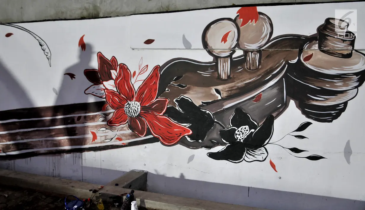 Mural berjudul Gugur Bunga dalam acara Project #1/Mural Cikini di Taman Plaza Teater Besar, TIM, Jakarta, Selasa (20/8/2019). Mural tersebut digelar dalam rangka menata estetika ruang publik sebagai sarana interaksi visual masyarakat. (merdeka.com/Iqbal S. Nugroho)