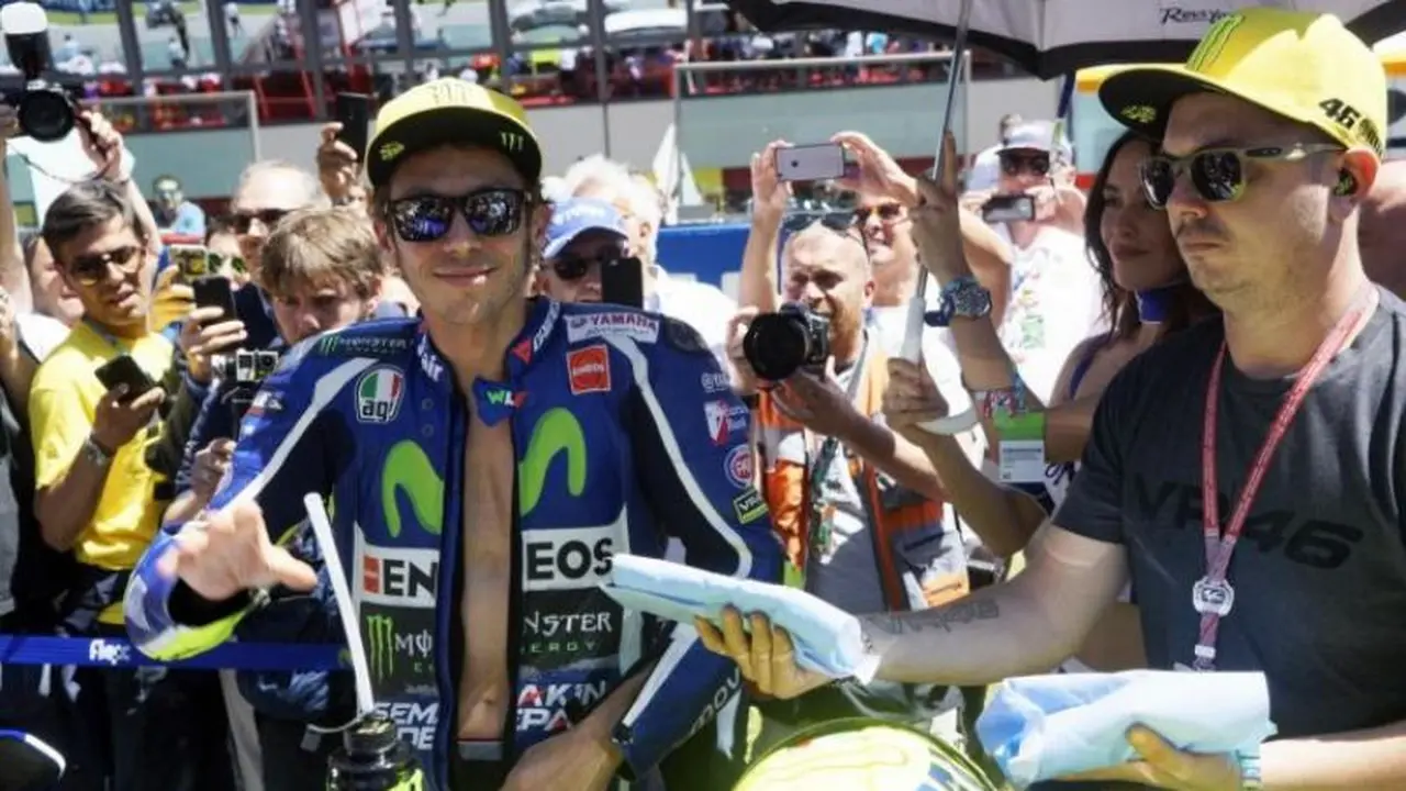 Valentino Rossi (kanan) dan Alessio 'Uccio' Salucci.