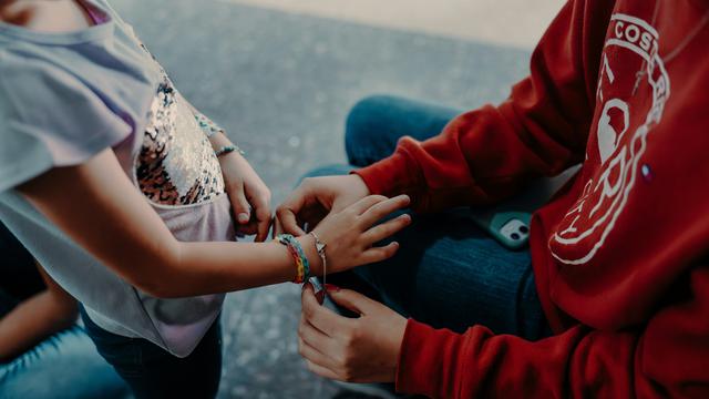 Ilustrasi berbagi kebaikan kepada orang lain