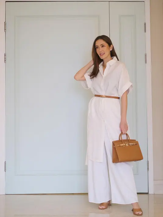 Kemeja oversized selalu bisa jadi pilihan saat ragu untuk memilih tampilan ke kantor (Foto: Instagram @cathysharon)