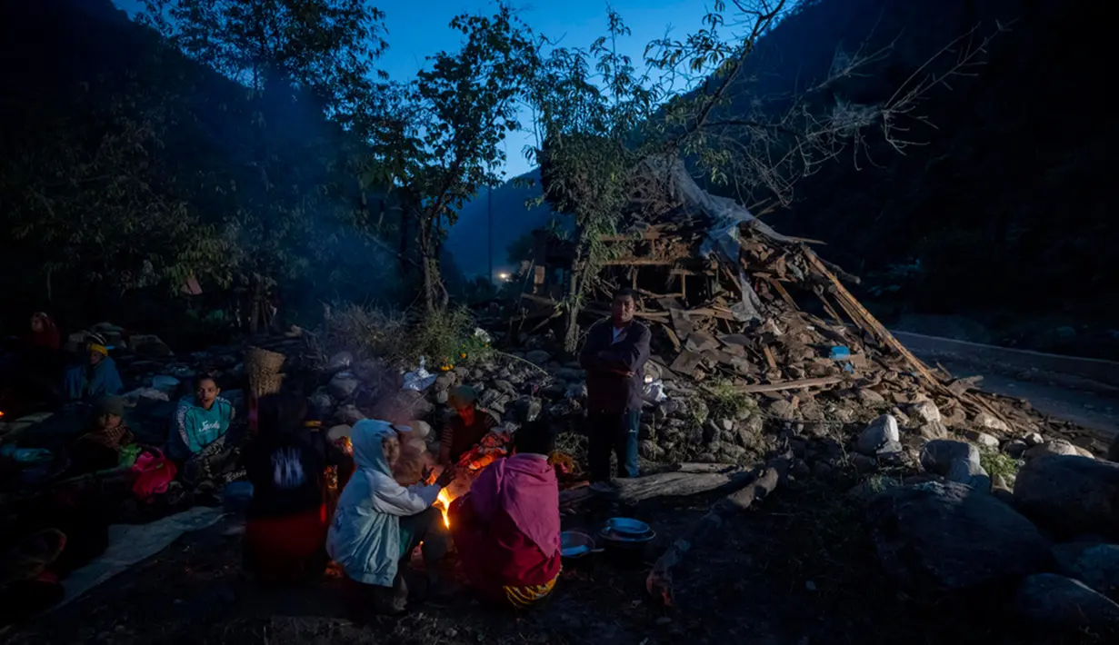 Nepal terletak di garis patahan geologi utama di mana lempeng tektonik India mendorong lempeng Eurasia dan membentuk Himalaya. Oleh sebab itu, gempa bumi adalah kejadian yang biasa terjadi. (AP Photo/Niranjan Shrestha)