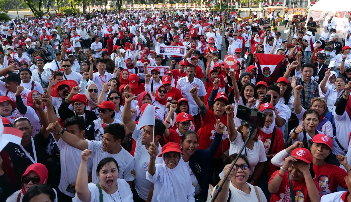 Suasana saat relawan Joko Widodo-Ma'ruf Amin nonton bareng pelantikan Presiden dan Wakil Presiden di Taman Aspirasi, Jakarta, Minggu (20/10/2019). Jokowi dan Ma'ruf Amin resmi dilantik sebagai Presiden dan Wakil Presiden RI periode 2019-2024. (Liputan6.com/Herman Zakharia)