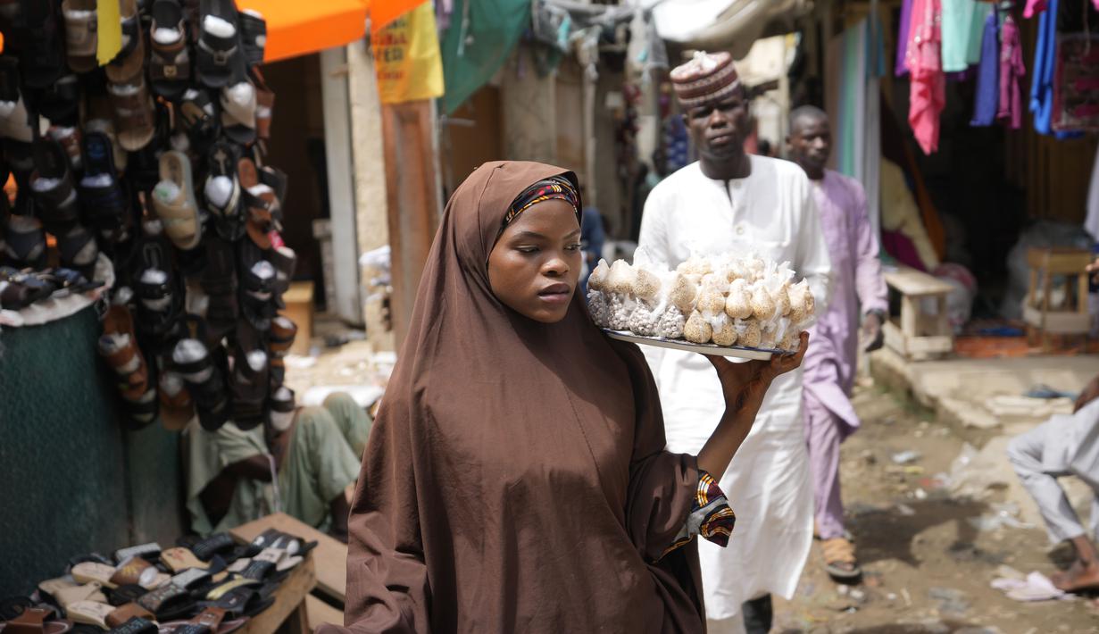 Tetapi menurut pihak berwenang, program ini mahal dan tidak berkelanjutan secara ekonomi. Subsidi ini membebani pemerintah sekitar $10 miliar pada tahun 2022. (AP Photo/Sunday Alamba)