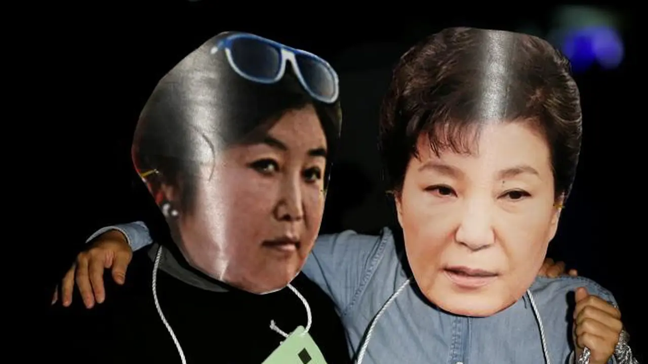 Para demonstran mengenakan topeng wajah Presiden Park Geun-hye dan temannya Choi Soon-sil