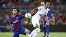 Gelandang Barcelona, Sergio Busquets, berebut bola dengan gelandang Chapecoense, Lucas Mineiro,  pada laga trofi Joan Gamper di Stadion Camp Nou, Barcelona, Senin (7/8/2017). Barcelona menang 5-0 atas Chapecoense. (AP/Manu Fernandez)