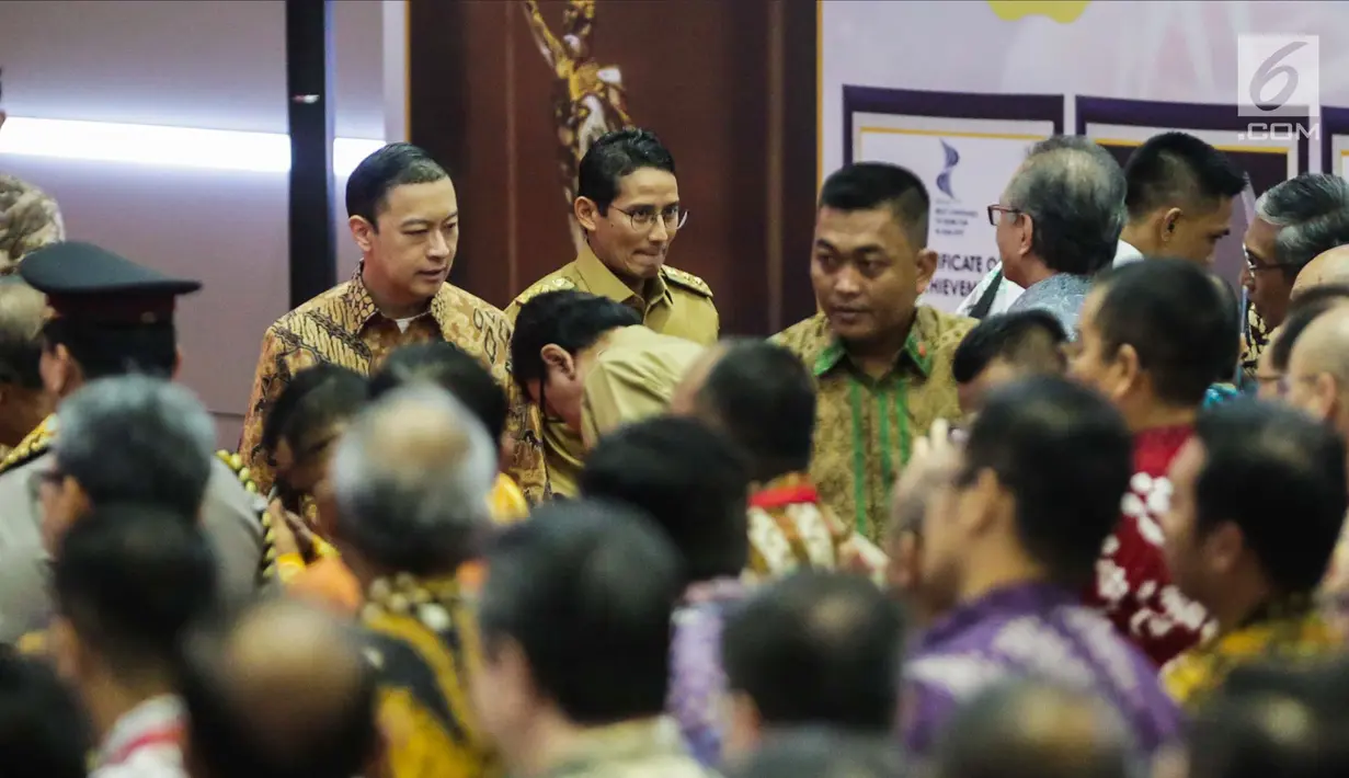 Wakil Gubernur DKI Jakarta, Sandiaga Uno saat tiba dalam acara pembukaan perdagangan saham 2018 di Gedung Bursa Efek Indonesia, Jakarta, Selasa (2/1). (Liputan6.com/Faizal Fanani)
