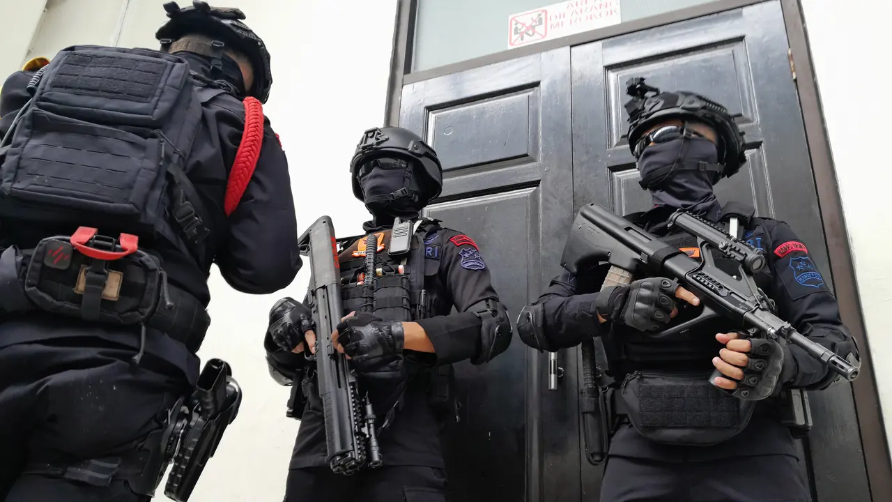 Personel Brimob Jaga Ketat Pintu Ruang Sidang Vonis Sambo