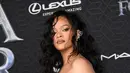 Rihanna berpose saat menghadiri pemutaran perdana film "Black Panther: Wakanda Forever" Marvel Studios di Dolby Theatre di Hollywood, California, pada 26 Oktober 2022. Rihanna memamerkan sosok pascapersalinannya yang luar biasa dalam gaun berpayet. (AFP/Valeri Macon)