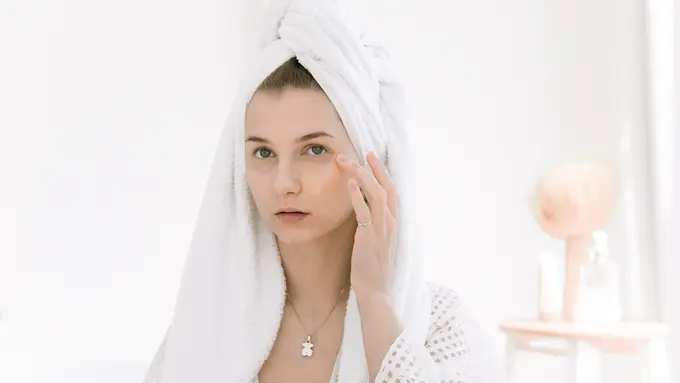 7 Ritual Malam Hari agar Wajah Glowing saat Bangun Tidur