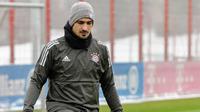 Bek Bayern Munchen, Mats Hummels mengontrol bola saat mengikuti latihan di Munich, Jerman, (4/12). Munchen akan bertanding melawan PSG di grup B Liga Champions. (AFP Photo/Guenter Schiffmann)