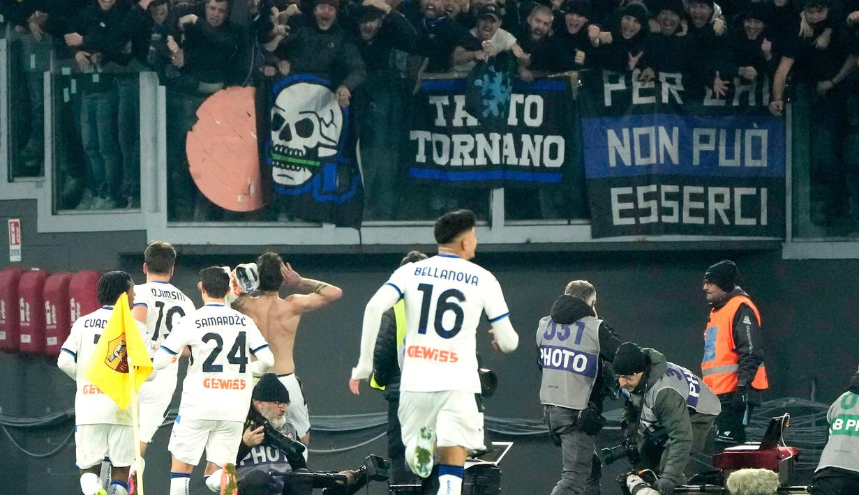 Gol dari Marten de Roon dan Nicolo Zaniolo memastikan kemenangan kedelapan beruntun bagi La Dea, sekaligus menenggelamkan Roma dalam kekalahan keempat berturut-turut. (AP Photo/Gregorio Borgia)