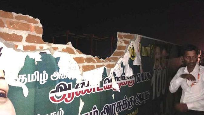 Pesawat Air India Express dari Trichy ke Dubai menabrak tembok saat lepas landas dan mengalami kerusakan. (Air India)