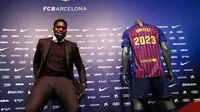 Bek asal Prancis, Samuel Umtiti menghadiri pengumuman perpanjangan kontraknya di stadion Camp Nou, Senin (4/6). Umtiti mendapatkan kontrak baru berdurasi lima tahun, yang akan mengikatnya di Camp Nou hingga 2023. (AP/Manu Fernandez)