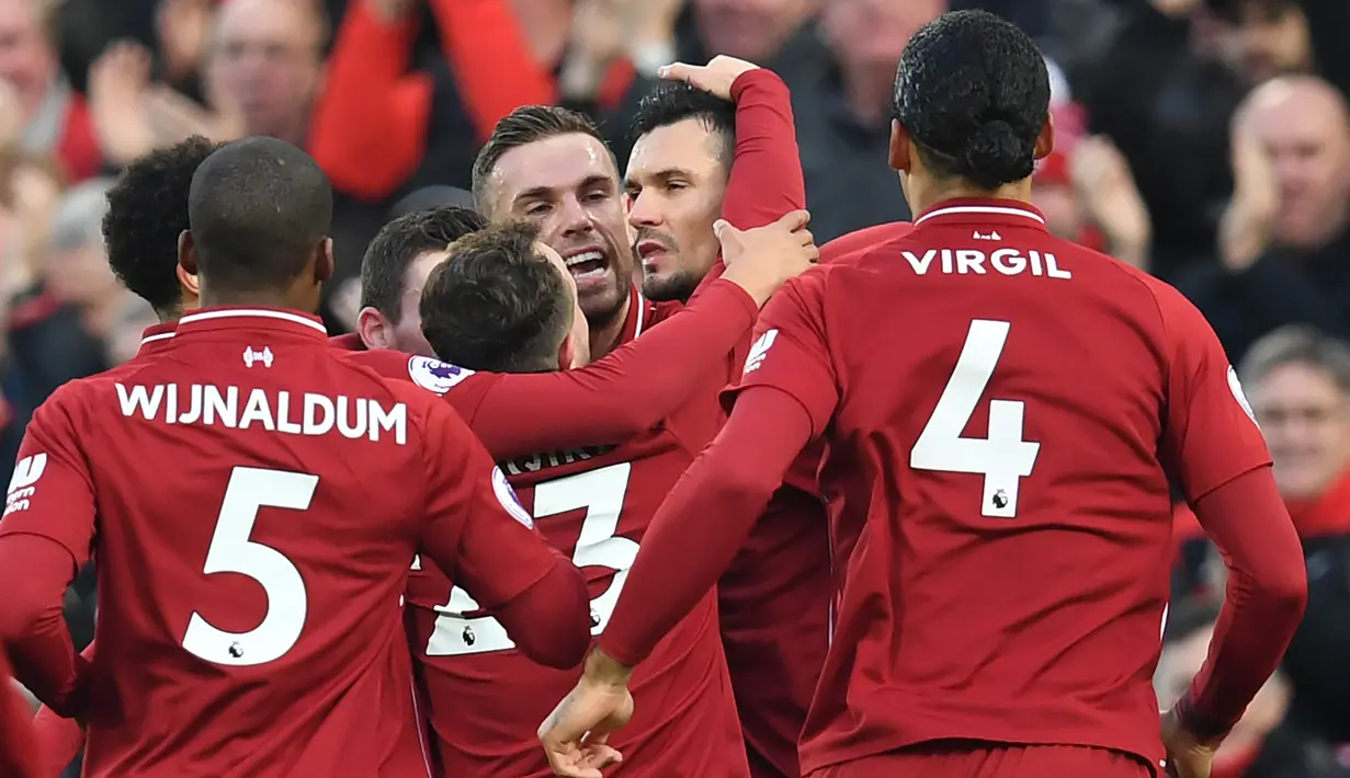 Para pemain Liverpool merayakan gol yang dicetak Dejan Lovren ke gawang Newcastle pada laga Premier League di Stadion Anfield, Liverpool, Rabu (26/12). Liverpool menang 4-0 atas Newcastle. (AFP/Paul Ellis)