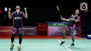 Pebulu tangkis ganda putra Indonesia, Fajar Alfian/Muhammad Rian Ardianto merayakan kemenangan atas He Ji Ting/ Zhou Hao Dong (China) pada Semifinal Indonesia Masters 2022 di Istora Senayan, Jakarta, Sabtu (11/6/2022). Fajar/Rian unggul dan melaju ke final Indonesia Masters 2022. (Liputan6.com/Helmi Fithriansyah)