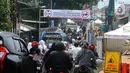 Kendaraan bermotor melintas di jembatan darurat atau bailey Cikereteg di Jalan Raya Bogor-Sukabumi, Bogor, Jawa Barat, Senin (13/3/2023). Setelah jembatan darurat Cikereteg selesai, pemerintah akan langsung membangun jembatan permanen agar truk bisa lewat. (merdeka.com/Arie Basuki)