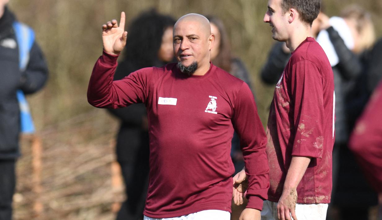 Roberto Carlos merupakan legenda dunia yang kini telah berusia 48 tahun. Roberto Carlos pensiun pada 2016 setelah terakhir bermain di Liga India bersama Delhi Dynamos. (AFP/Oli Scarff)