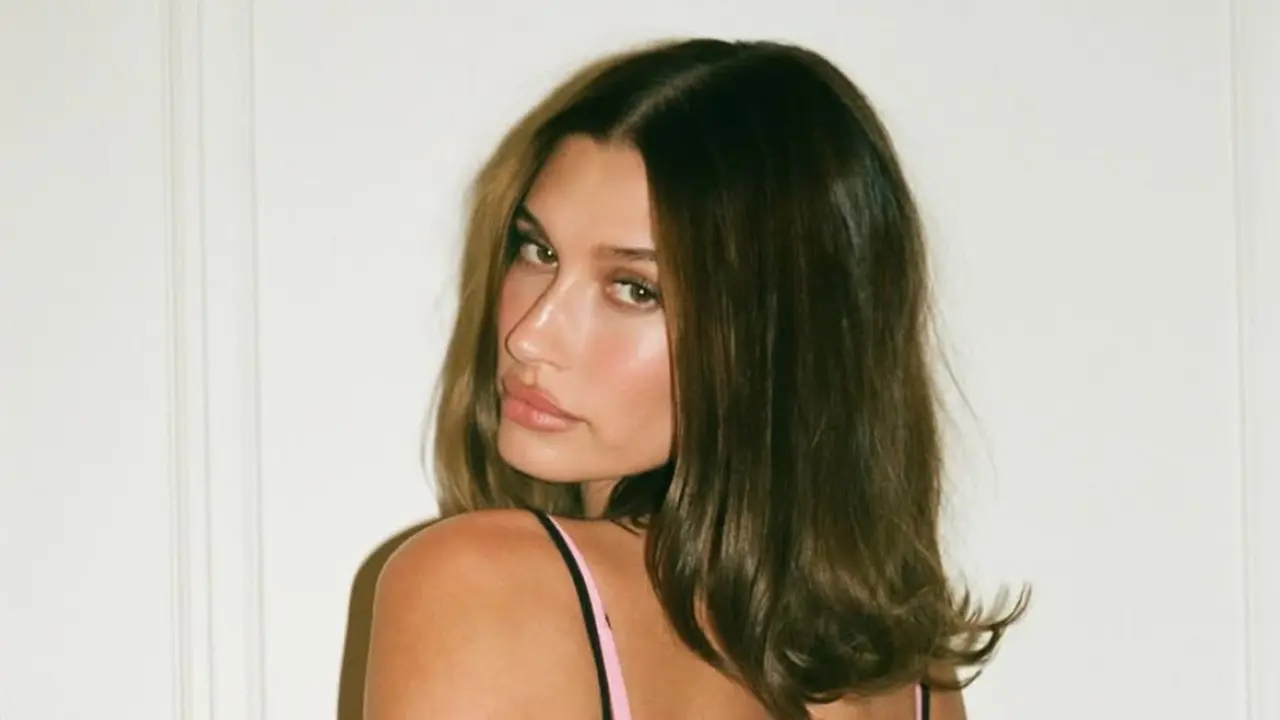Gaya rambut Hailey Bieber saat After Party Oscars 2026. [@haileybieber]